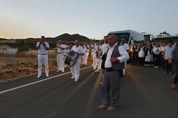 Una diana floreada prepara a Lomo Magullo para la Traída del Agua (Foto Francisco Javier Santana y José Florido)